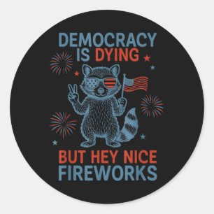 Democratie Sterft Maar Hey Leuk Vuurwerk Wasbeer 4 Ronde Sticker