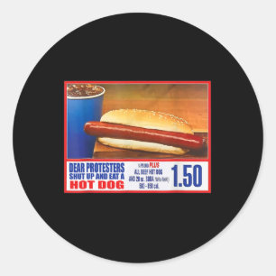 Demonstranten houden hun mond en eten een hotdog o ronde sticker