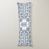 Denim Blauwe Sierlijke Monogram Lichaamskussen (Voorkant Verticaal)
