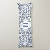 Denim Blauwe Sierlijke Monogram Lichaamskussen (Achterkant (Verticaal))
