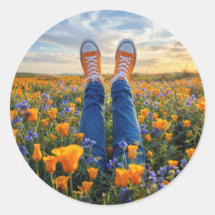 Denim jeans en oranje sneakers in bloemen ronde sticker