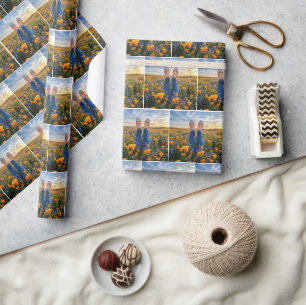 Denim jeans en oranje sneakers tussen bloemen cadeaupapier