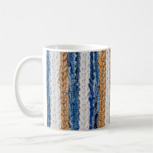 Denim patchwork: gerecycled jeans tapijt. koffiemok