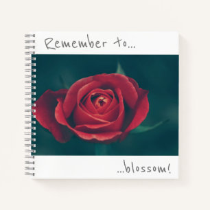 Denk eraan om de Rode Roos Bloem Notitieboek te la