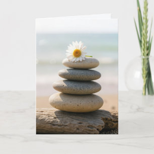 Denkend aan Jou Madelief op een Stenen Strandcairn Kaart
