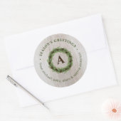 Dennenkrans Monogram Fijne Kerstdagen Ronde Sticker (Envelop)