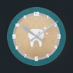 Dent | Gold & Silver Cyan Dental<br><div class="desc">Elégante horloge murale pour un dentiste avec une dent blanche brillante au-dessus d'une fausse feuille d'or.</div>