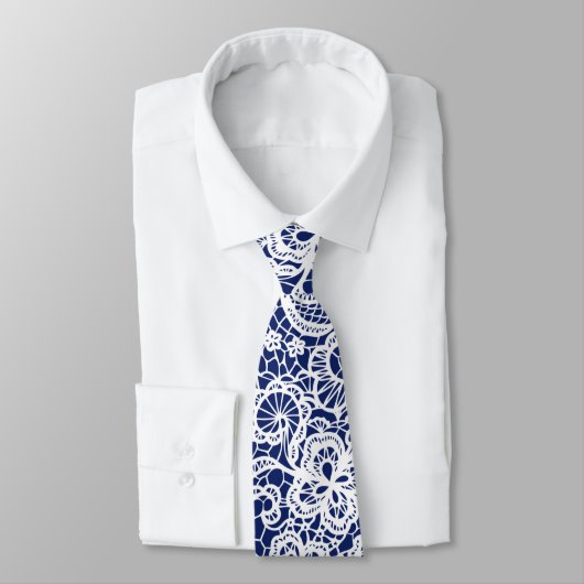 Dentelle blanche sur Cravate bleu (Attaché)