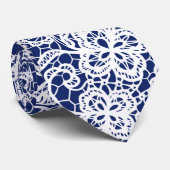 Dentelle blanche sur Cravate bleu (Roulé)