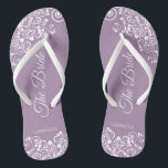 Dentelle blanche sur Dusty Purple Le Mariage marié<br><div class="desc">Dansez la nuit avec ces belles tongs mariages. Conçus pour la mariée, ils présentent un design simple mais élégant avec des lettres de script fantaisie sur un violet poussiéreux, lavande, ou couleur lilas arrière - plan et des boucles et tourbillons en dentelle blanche. Belle façon de rester chic et approprié...</div>
