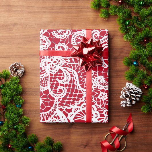 Dentelle blanche sur papier cadeau rouge (Cadeau de vacances)