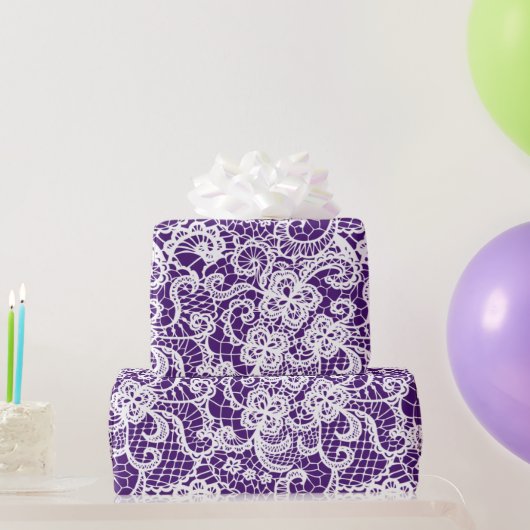 Dentelle blanche sur papier cadeau violet (Cadeaux de fête)