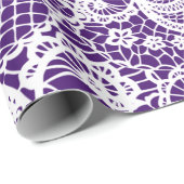 Dentelle blanche sur papier cadeau violet (Coin rond)