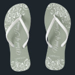 Dentelle blanche sur Sage Green Maid of Honor Mari<br><div class="desc">Ces belles tongs mariages sont une excellente façon de remercier et de reconnaître votre bonne d'honneur tout en lui épargnant les pieds en même temps. Dispose d'un design élégant avec une dentelle blanche fleurie filigree sur un arrière - plan vert sage. L'élégante lettre d'écriture dit Maid of Honor avec son...</div>
