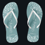 Dentelle blanche sur Turquoise Élégante femme de M<br><div class="desc">Ces belles tongs mariages sont une excellente façon de remercier et de reconnaître votre bonne d'honneur tout en lui épargnant les pieds en même temps. Dispose d'un design élégant avec une dentelle blanche fleurie sur un arrière - plan turquoise ou de couleur turquoise. L'élégante lettre d'écriture dit Maid of Honor...</div>
