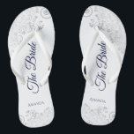 Dentelle d'argent bleu marine sur blanc La mariée<br><div class="desc">Dansez la nuit avec ces belles tongs mariages. Conçues pour la mariée, elles présentent un design simple mais élégant avec des lettres en bleu marine sur un arrière - plan blanc et des boucles et des tourbillons en dentelle gris argent fantaisie. Belle façon de rester chic et approprié tout en...</div>