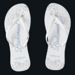 Dentelle d'argent et Mariage du script bleu Dusty<br><div class="desc">Ces tongs de mariage élégants sont une excellente façon de remercier et de reconnaître vos demoiselles d'honneur, tout en donnant à leurs pieds un repos après une longue journée. Le design élégant est orné de dentelles gris argenté sur un arrière - plan blanc et d'un élégant lettrage bleu foncé. Le...</div>