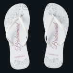 Dentelle d'argent et Rose Dusty Script Bridesmaid<br><div class="desc">Ces tongs de mariage élégants sont une excellente façon de remercier et de reconnaître vos demoiselles d'honneur, tout en donnant à leurs pieds un repos après une longue journée. Le design élégant est orné de dentelles gris argenté sur un arrière - plan blanc et d'un rose ou d'un script rose...</div>