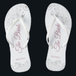 Dentelle d'argent et Rose poussiéreux Script Le Ma<br><div class="desc">Dansez la nuit avec ces belles tongs mariages. Conçues pour la mariée, elles présentent un design simple mais élégant avec un rose poussiéreux ou un script rose mauve en lettrage sur un arrière - plan blanc et des boucles et tourbillons gris argent fantaisie. Belle façon de rester chic et approprié...</div>