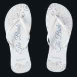 Dentelle d'argent et sommier bleu Script Le Mariag<br><div class="desc">Dansez la nuit avec ces belles tongs mariages. Conçues pour la mariée, elles présentent un design simple mais élégant avec des écritures bleues poussiéreuses sur un arrière - plan blanc et des boucles et des tourbillons gris argent fantaisie. Belle façon de rester chic et approprié tout en donnant à vos...</div>