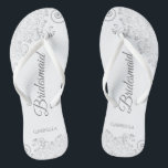 Dentelle d'argent sur blanc Elegant Bridesmaid Mar<br><div class="desc">Ces tongs de mariage élégants sont une excellente façon de remercier et de reconnaître vos demoiselles d'honneur, tout en donnant à leurs pieds un repos après une longue journée. Le design élégant est orné de dentelles gris argenté sur un arrière - plan blanc et d'un écriture gris chic. Le texte...</div>