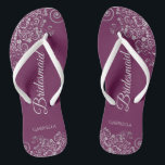 Dentelle d'argent sur Cassis Mariage de Bridesmaid<br><div class="desc">Ces tongs de mariage élégants sont une excellente façon de remercier et de reconnaître vos demoiselles d'honneur, tout en donnant à leurs pieds un repos après une longue journée. La belle conception présente un design élégant avec des garnitures en dentelle gris argenté sur un arrière - plan couleur violet, magenta...</div>