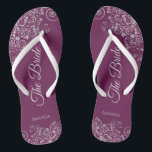 Dentelle d'argent sur Cassis Purple Le Mariage de<br><div class="desc">Dansez la nuit avec ces belles tongs mariages. Conçues pour la mariée, elles présentent un design simple mais élégant avec des lettres de script gris pâle sur un arrière - plan couleur cassis violet, magenta ou baies et des boucles et tourbillons gris argent fantaisie. Belle façon de rester chic et...</div>