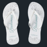 Dentelle d'argent Turquoise Élégant Mariage de fem<br><div class="desc">Ces tongs de mariage élégants sont une excellente façon de remercier et de reconnaître vos demoiselles d'honneur, tout en donnant à leurs pieds un repos après une longue journée. Le design élégant est orné de dentelles gris argenté sur un arrière - plan blanc et de lettres de script turquoise ou...</div>