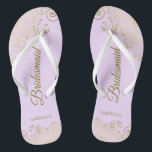 Dentelle d'or Élégant Lilac violet Mariage de femm<br><div class="desc">Ces tongs de mariage élégants sont une excellente façon de remercier et de reconnaître vos demoiselles d'honneur, tout en donnant à leurs pieds un repos après une longue journée. La belle conception présente un design élégant avec des fraises en dentelle dorée sur un arrière - plan lilas, lavande ou violet...</div>
