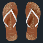 Dentelle d'or et rouille Orange Élégant Mariage Br<br><div class="desc">Ces tongs de mariage élégants sont une excellente façon de remercier et de reconnaître vos demoiselles d'honneur, tout en donnant à leurs pieds un repos après une longue journée. La belle conception présente un design élégant avec des garnitures en dentelle dorée sur un arrière - plan de couleur orange rouille...</div>