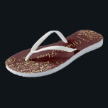 Dentelle d'or sur Auburn Brown Maid of Honor Maria<br><div class="desc">Ces belles tongs mariages sont une excellente façon de remercier et de reconnaître votre bonne d'honneur tout en lui épargnant les pieds en même temps. Il présente un design élégant avec des garnitures en dentelle dorée sur un arrière - plan de couleur bordeaux ou auburn et des lettres de script...</div>