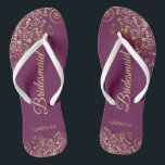 Dentelle d'or sur Cassis Mariage Bridesmaid violet<br><div class="desc">Ces tongs de mariage élégants sont une excellente façon de remercier et de reconnaître vos demoiselles d'honneur, tout en donnant à leurs pieds un repos après une longue journée. La belle conception présente un design élégant avec des fraises en dentelle dorée sur un cassis violet, magenta, ou arrière - plan...</div>