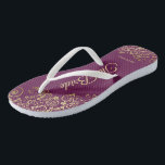 Dentelle d'or sur Cassis Purple Le Mariage de mari<br><div class="desc">Dansez la nuit avec ces belles tongs mariages. Conçues pour la mariée, elles présentent un design simple mais élégant avec des écritures de couleur or sur un arrière - plan couleur cassis violet, magenta ou baies et des boucles et tourbillons en dentelle dorée fantaisie. Belle façon de rester chic et...</div>