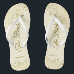Dentelle d'or sur crème d'ivoire La mariée Mariage<br><div class="desc">Dansez la nuit avec ces belles tongs mariages. Conçues pour la mariée, elles présentent un design simple mais élégant avec des écritures de couleur or sur un arrière - plan couleur ivoire ou crème et des boucles et tourbillons en dentelle dorée fantaisie. Belle façon de rester chic et approprié tout...</div>