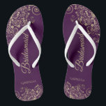 Dentelle d'or sur Plum Purple Chic Bridesmaid Mari<br><div class="desc">Ces tongs de mariage élégants sont une excellente façon de remercier et de reconnaître vos demoiselles d'honneur, tout en donnant à leurs pieds un repos après une longue journée. La belle conception présente un design élégant avec des remplissages en dentelle dorée sur un arrière - plan couleur prune violet et...</div>