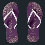 Dentelle d'or sur Plum Purple Maid of Honor Mariag<br><div class="desc">Ces belles tongs mariages sont une excellente façon de remercier et de reconnaître votre bonne d'honneur tout en lui épargnant les pieds en même temps. Dispose d'un design élégant avec des garnitures en dentelle dorée sur un arrière - plan de couleur prune violette profonde et des lettres de script de...</div>