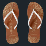 Dentelle d'or sur rouille Orange Maid of Honor Mar<br><div class="desc">Ces belles tongs mariages sont une excellente façon de remercier et de reconnaître votre bonne d'honneur tout en lui épargnant les pieds en même temps. Dispose d'un design élégant avec des remplissages en dentelle dorée sur un arrière - plan de couleur orange rouille ou rouge brûlé et des lettres de...</div>
