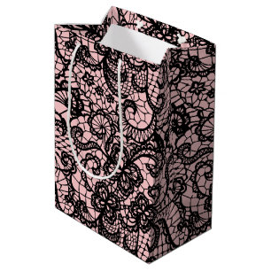 Dentelle noire sur sac cadeau rose pâle moyen
