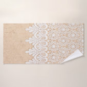 Dentelle ornementale blanche sur la conception du (Serviette de bain)