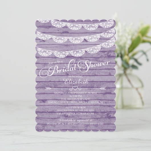 Dentelle rustique et invitation en bois pourpre de (Debout devant)