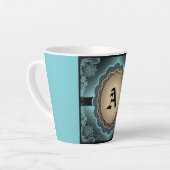 Dentelle Turquoise antique Monogramme Latte Mug (Angle gauche)