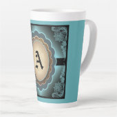 Dentelle Turquoise antique Monogramme Latte Mug (Angle droit)