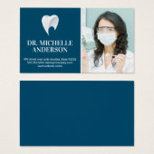 Dentiste tenant des outils dentaires | Logo des de (Devant & derrière)