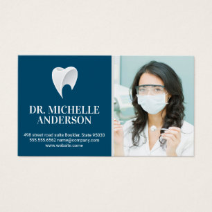 Dentiste tenant des outils dentaires Logo des de