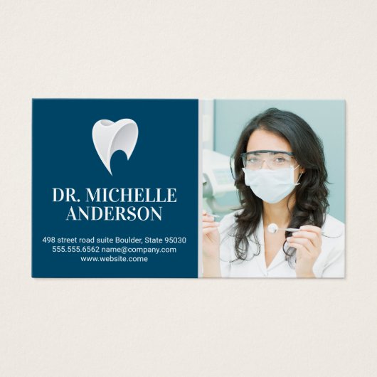 Dentiste tenant des outils dentaires | Logo des de (Devant)