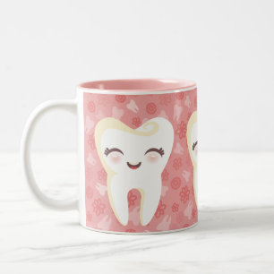 Dents mignonnes de bande dessinée - tasse rose de