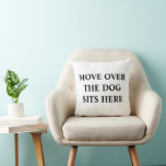 Déplacer le chien assis ici Coussin<br><div class="desc">Amusants oreillers de décoration d'intérieur humourPour une personnalisation plus avancée de ce design,  par exemple changement de disposition,  de police ou de taille de texte,  cliquez sur le bouton "PERSONNALISER" ci-dessus. Veuillez me contacter pour toute question !</div>