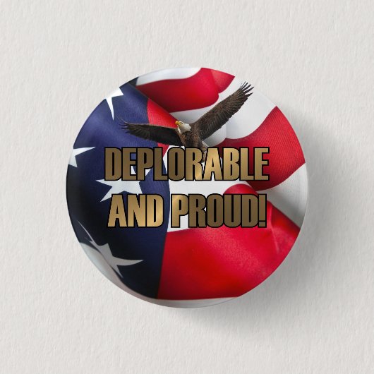 DEPLORABLE AND PROUT RONDE BUTTON 3,2 CM (Voorkant)