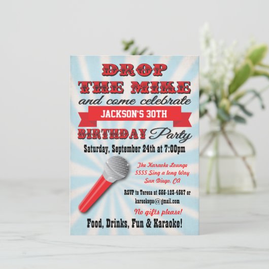 Déposez le micro avec cette invitation de fête d'a (Debout devant)