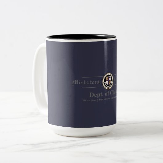 Dept. Mug du classique d'université de Miskatonic (Devant gauche)